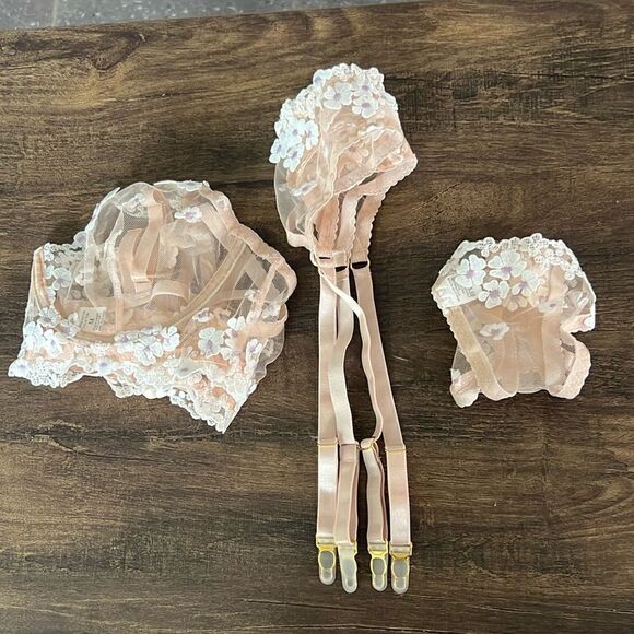 New Sexy Flower Embroidery Lace Three
Piece Lingerie Set - Picture 11 of 14